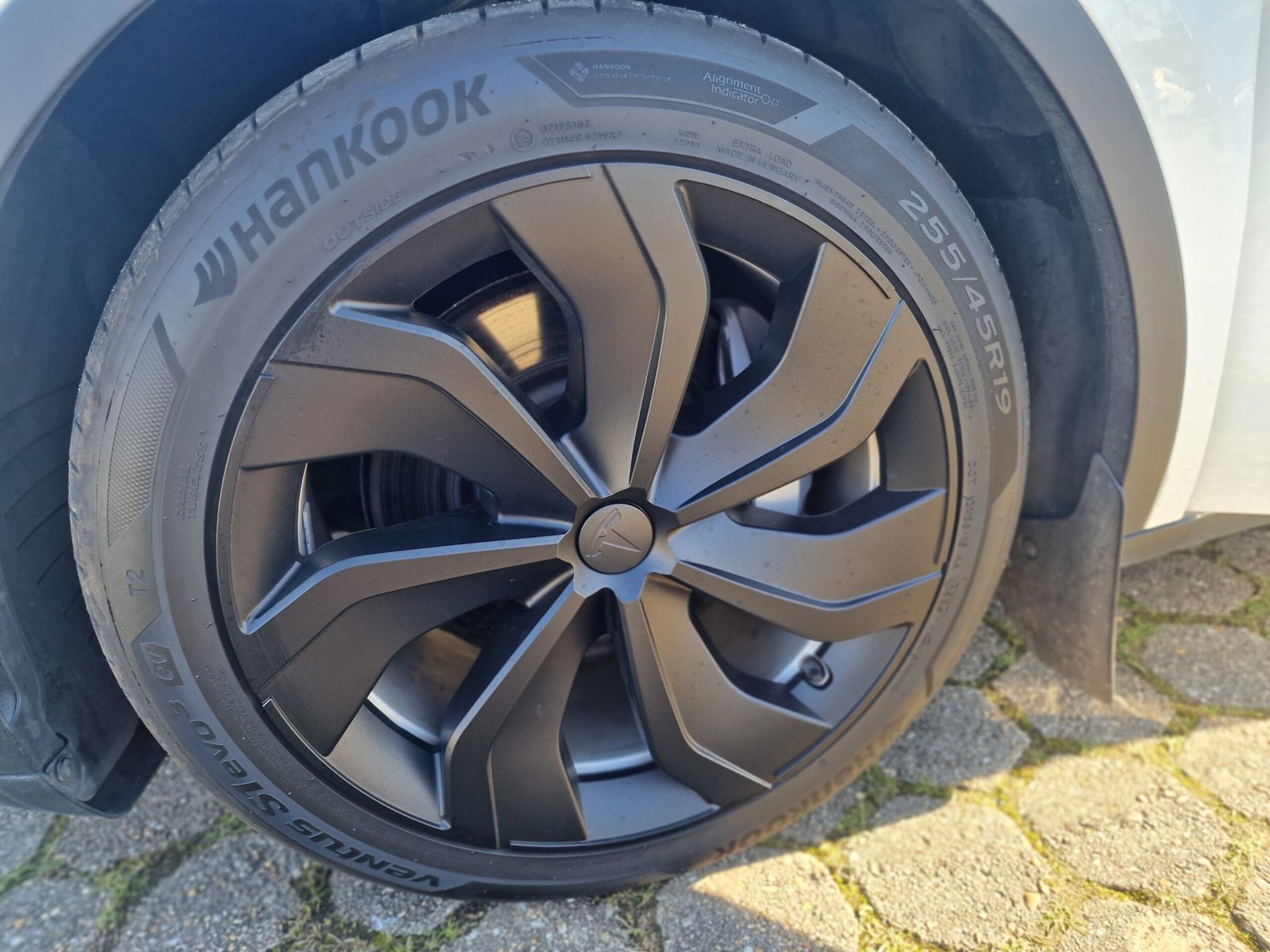 TESLA MODEL Y - LONG RANGE DUAL MOTOR AWD - Image 23