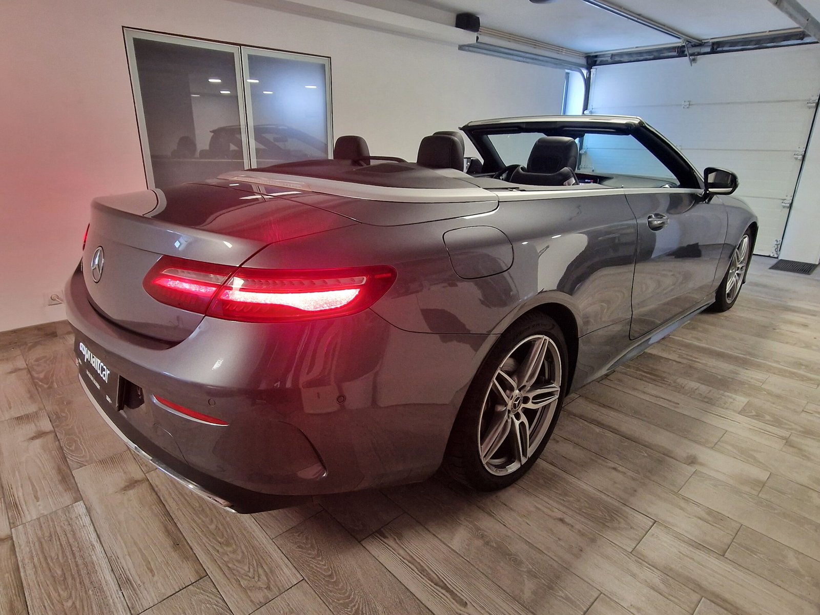 Mercedes-Benz E 220 d AMG Line Cabrio - Image 3