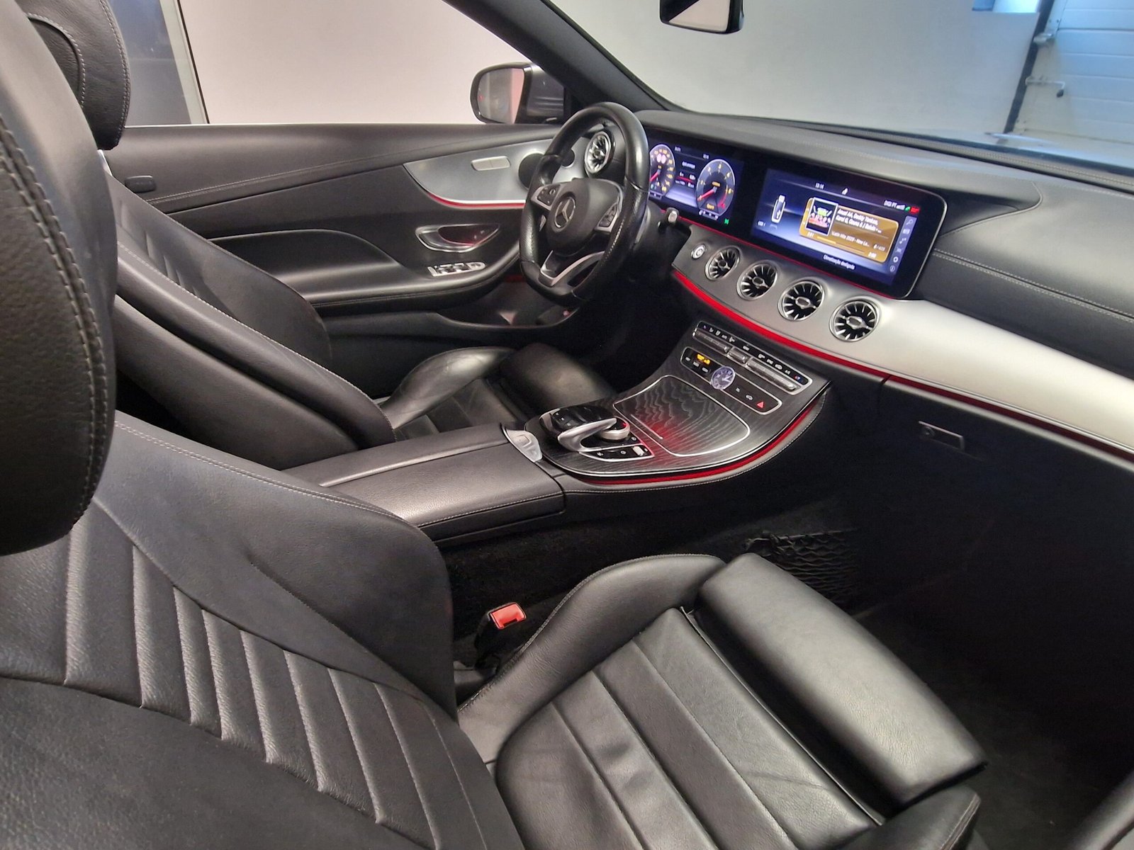 Mercedes-Benz E 220 d AMG Line Cabrio - Image 25