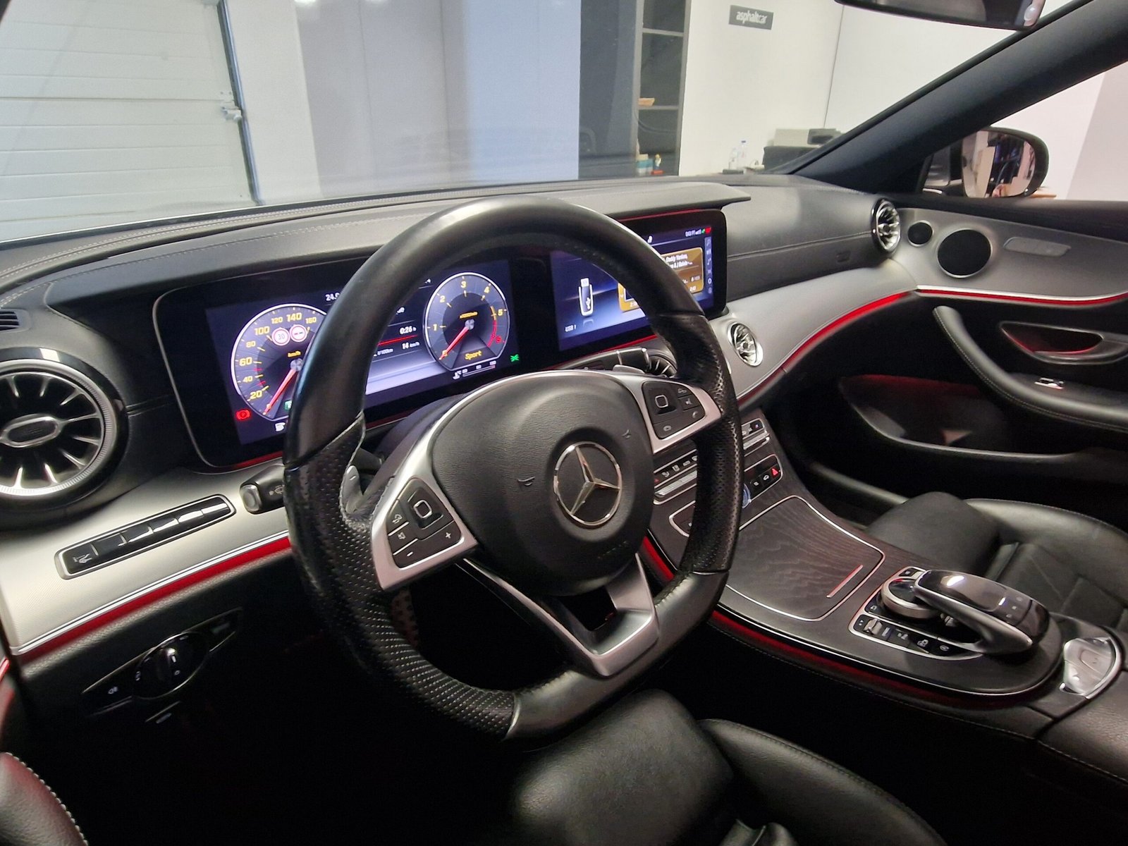 Mercedes-Benz E 220 d AMG Line Cabrio - Image 18