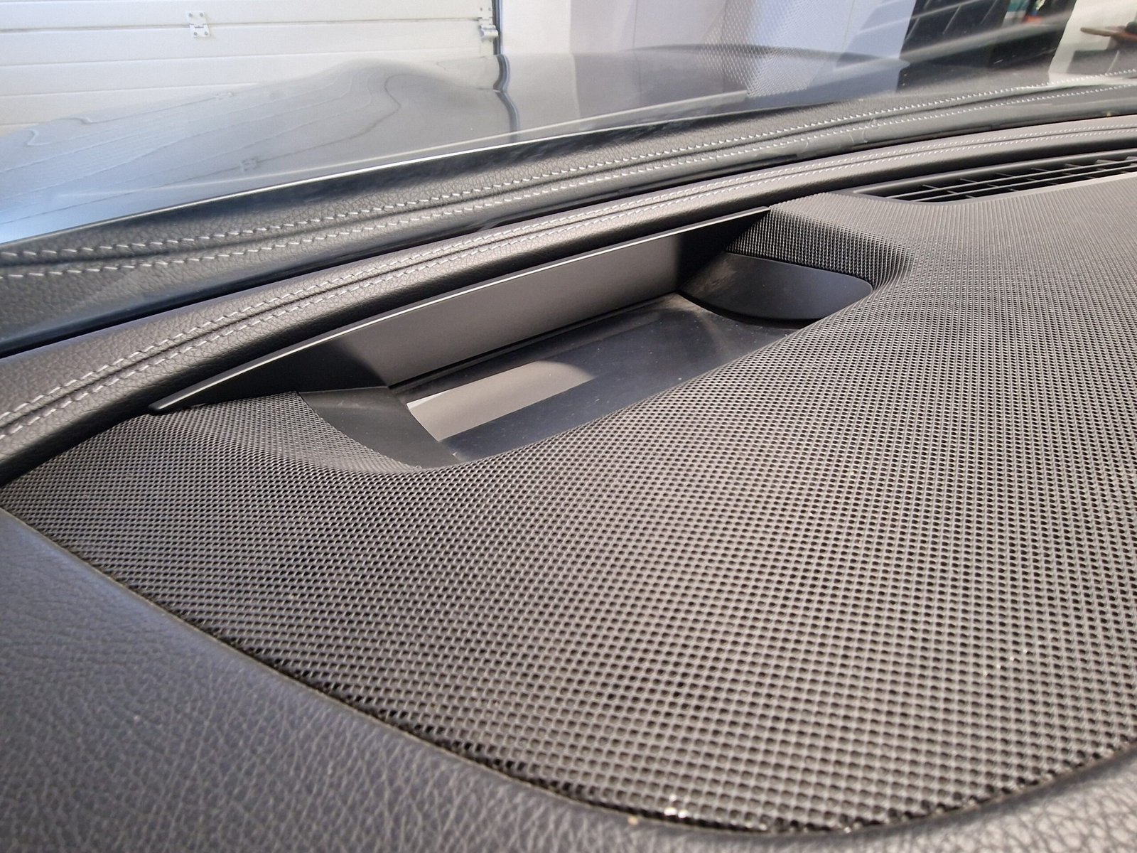 Mercedes-Benz E 220 d AMG Line Cabrio - Image 19