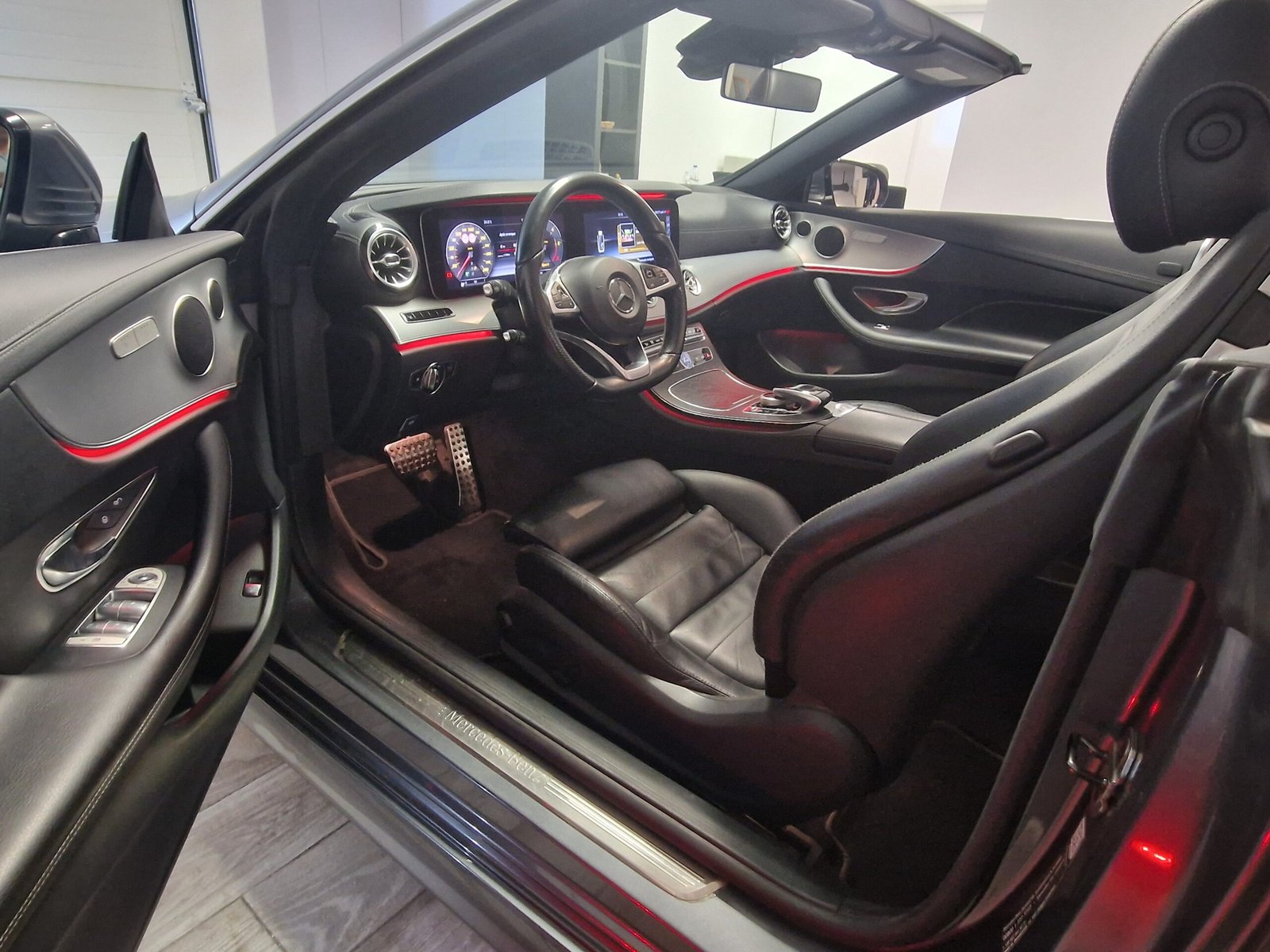 Mercedes-Benz E 220 d AMG Line Cabrio - Image 20