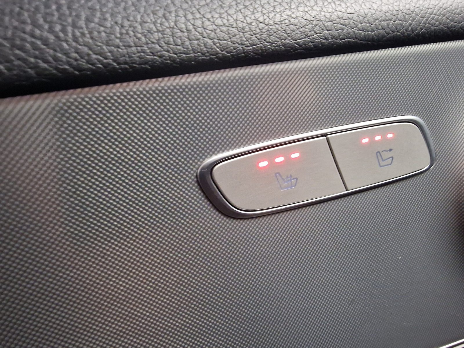 Mercedes-Benz E 220 d AMG Line Cabrio - Image 22