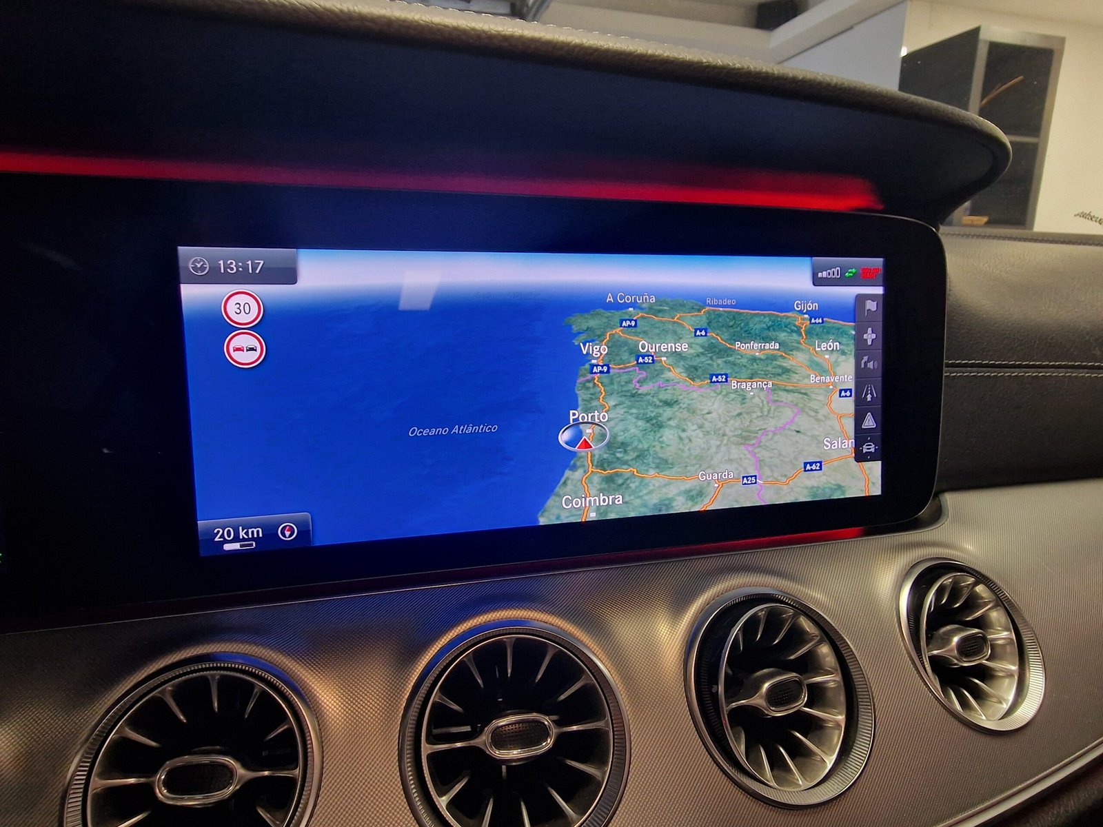 Mercedes-Benz E 220 d AMG Line Cabrio - Image 10