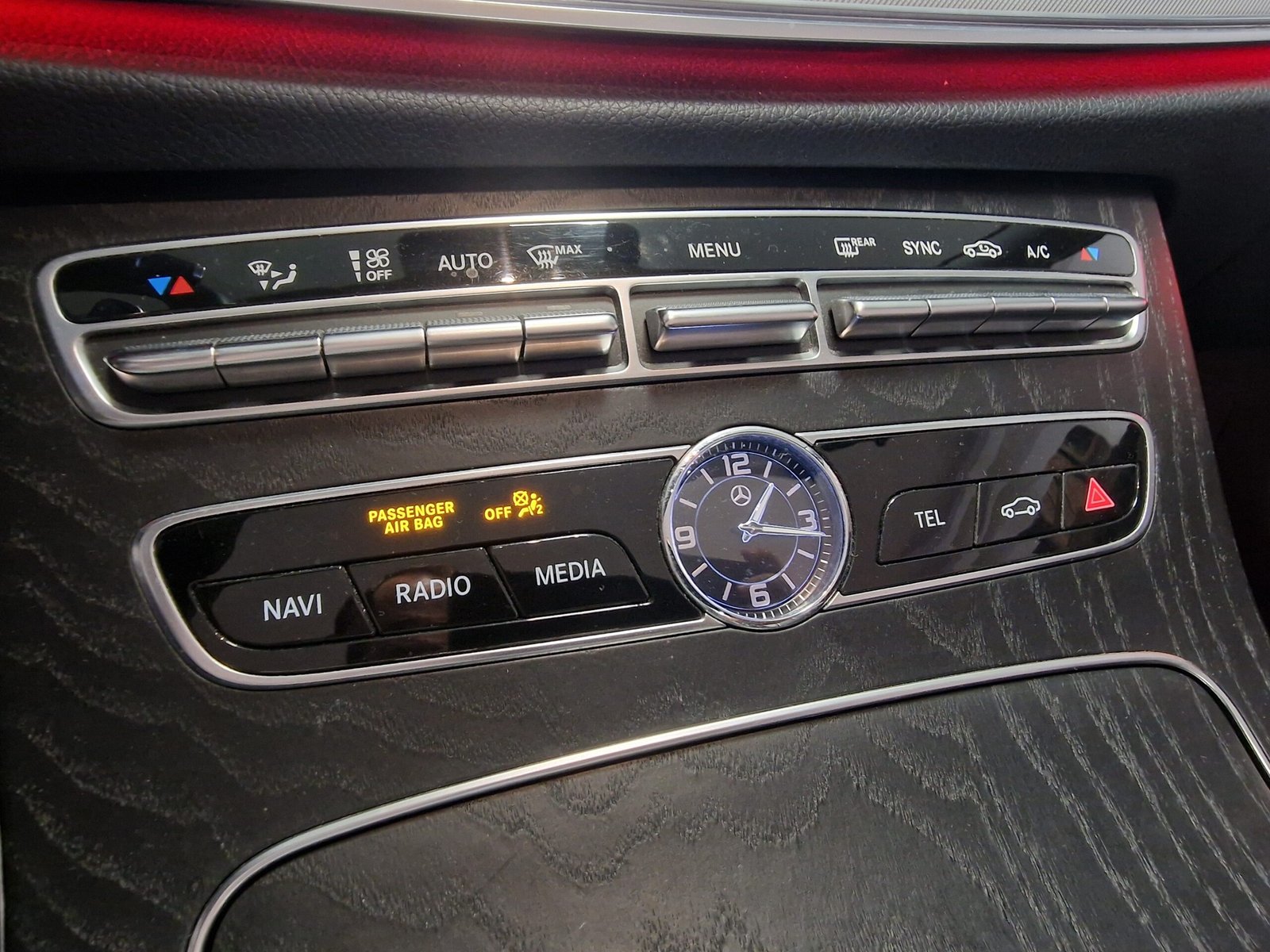 Mercedes-Benz E 220 d AMG Line Cabrio - Image 17